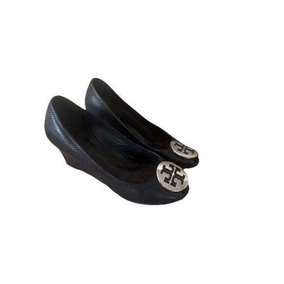 Tory Burch Wedge Shoes Womens 6 Black Pebbled Leather Peep Toe Logo Medallion - Picture 1 of 10